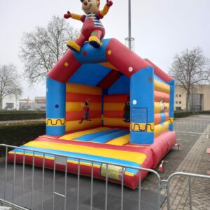 Springkussen zittende clown inclusief 4 uur begeleiding