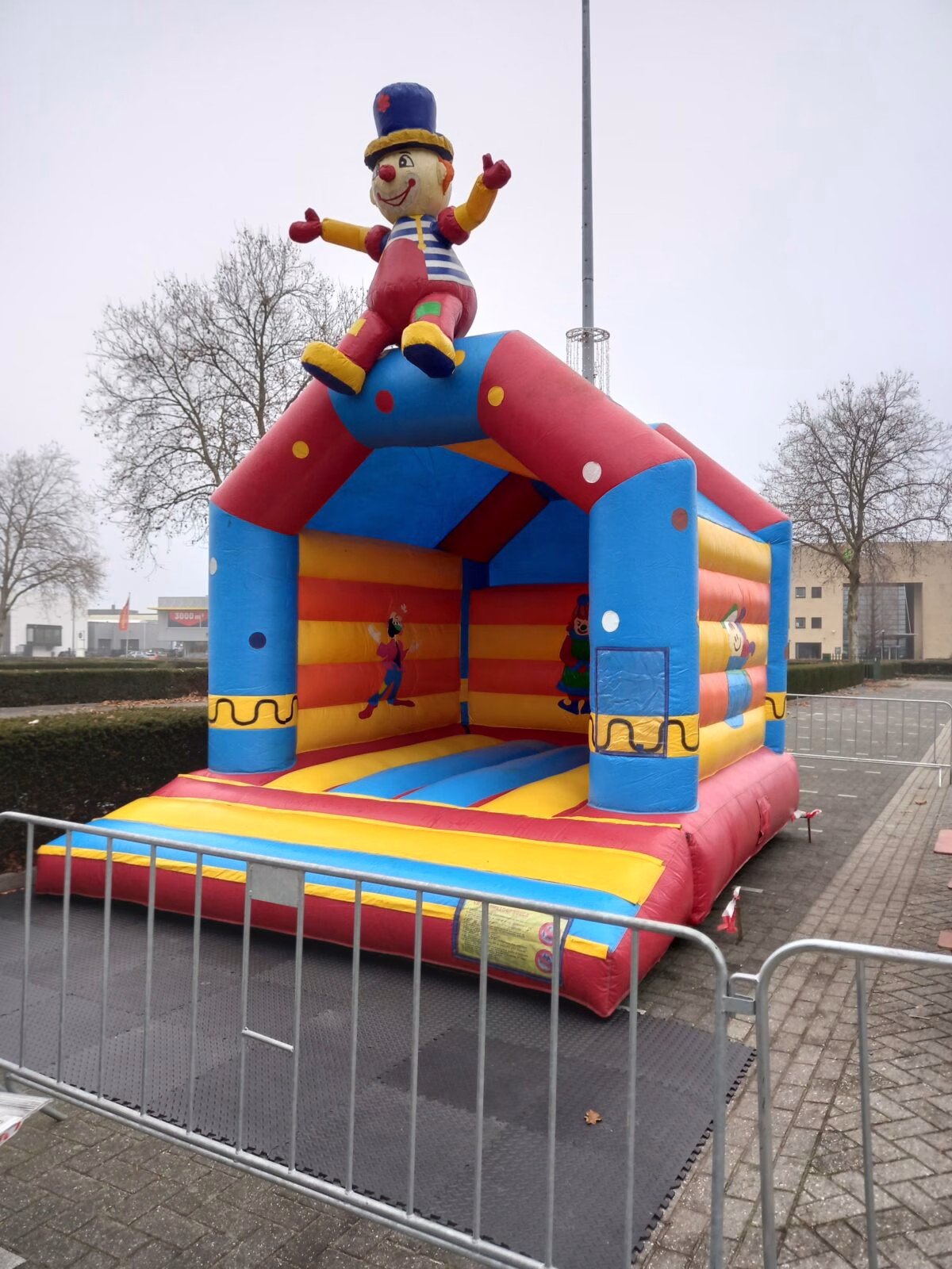 Springkussen zittende clown inclusief 4 uur begeleiding
